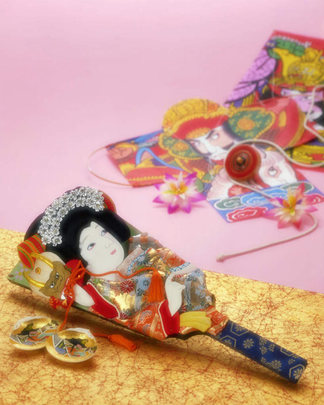 无人,竖图,俯视,室内,特写,白天,锻炼,运动,粉色背景,板羽球,扇子,折扇,纸扇,清凉,凉爽,文化,运动器械,健身器械,摄影,影棚,毽子,健身器材,羽子板,毽球,花毽,鸡毛毽,打手毽,毽子板球,撒扇,体育,彩图,高角度拍摄,影棚拍摄,健身,拍摄,运动器材,传统文化