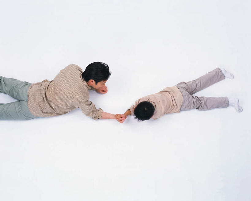 东方人,儿童,两个人,家庭,父亲,儿子,躺,横图,俯视,室内,白天,白色背景,游戏,纯洁,比赛,亚洲,服装,玩,注视,休闲装,黄种人,右手,娱乐,小孩,衣服,观察,看,休闲,温暖,温馨,父子,一家人,休闲服,父爱,可爱,力量,童年,童趣,扳手腕,摄影,服饰,影棚,观看,活动,和睦,察看,掰手腕,发泄,关注,消遣,智力,童真,烂漫,无邪,宣泄,比力,较劲,扳手劲,手肘,较量,天真,男孩,男人,男性,年轻男性,亚洲人,孩子,年轻人,胳膊,手臂,躺着,玩耍,嬉戏,半身,彩图,高角度拍摄,影棚拍摄,拍摄,融洽,男生