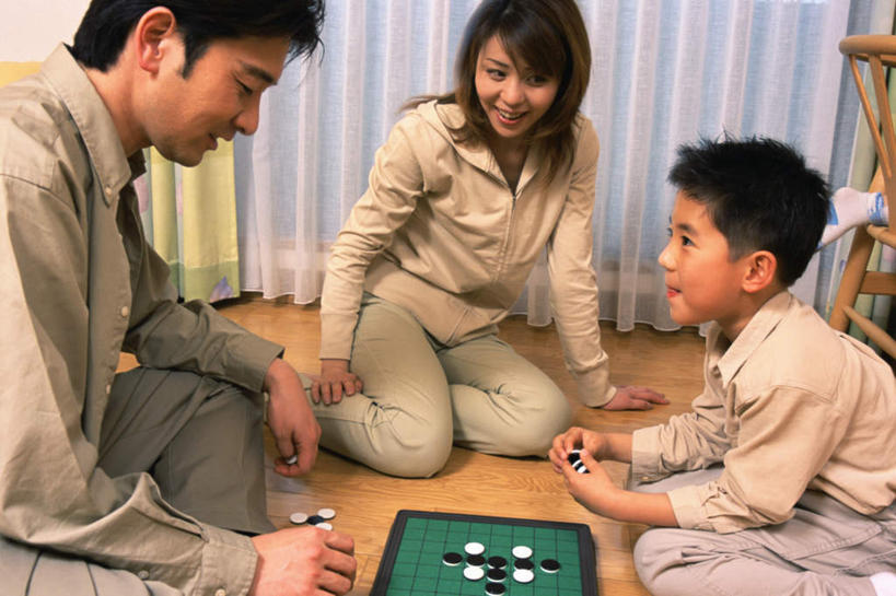 东方人,儿童,三个人,家庭,夫妻,母亲,父亲,儿子,坐,笑,微笑,露齿笑,横图,室内,白天,侧面,爱情,游戏,快乐,纯洁,比赛,竞争,窗帘,地板,亚洲,服装,地面,浪漫,玩,注视,休闲装,黄种人,娱乐,木地板,小孩,衣服,观察,看,休闲,温暖,温馨,父子,母子,三口之家,一家人,休闲服,棋盘,恩爱,父爱,可爱,母爱,童年,童趣,益智,恋人,服饰,观看,活动,和睦,察看,发泄,关注,消遣,智力,黑白棋,童真,烂漫,无邪,宣泄,翻棋,翻转棋,奥赛罗棋,天真,男孩,男人,男性,年轻男性,年轻女性,女人,女性,亚洲人,孩子,年轻人,夫妇,情侣,玩耍,嬉戏,坐着,半身,彩图,伴侣,融洽,男生