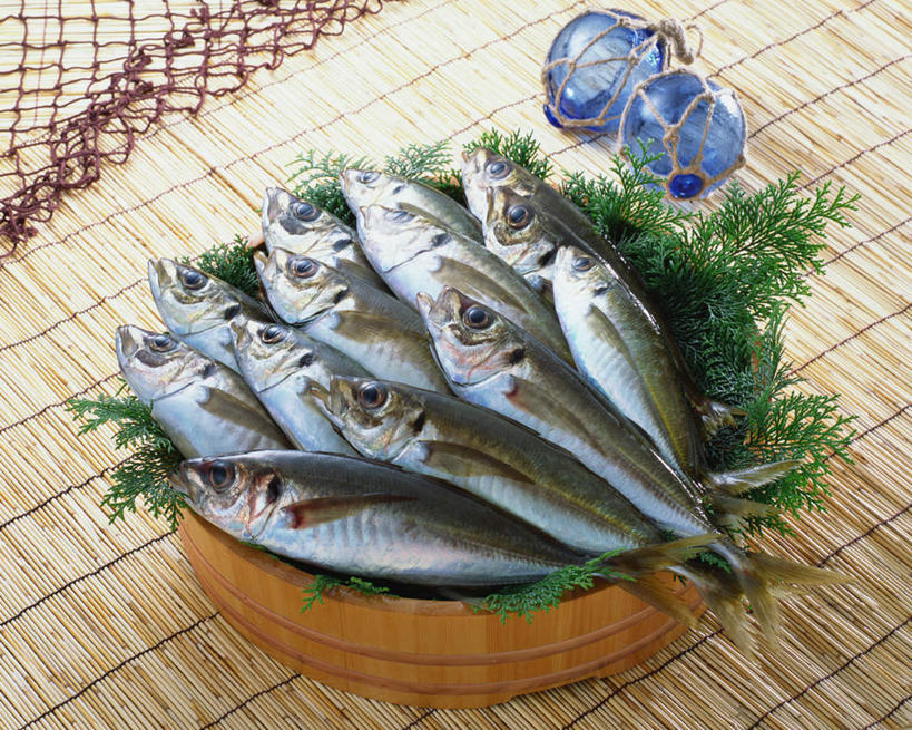 无人,横图,俯视,室内,特写,白天,餐桌,桌子,叶子,阴影,装饰,光线,鱼,木桶,桶,影子,绿叶,鱼类,海洋生物,容器,嫩叶,渔网,餐台,储藏,渔具,华丽,修饰,巴浪,竹荚鱼,点缀,储存,抓捕,水生动物,捕捞,鱼网,水生物,海底动物,拉网,捕捞工具,衬托,美观,雅致,雅观,刺公,山鲐鱼,叶,叶片,彩图,高角度拍摄,贮存