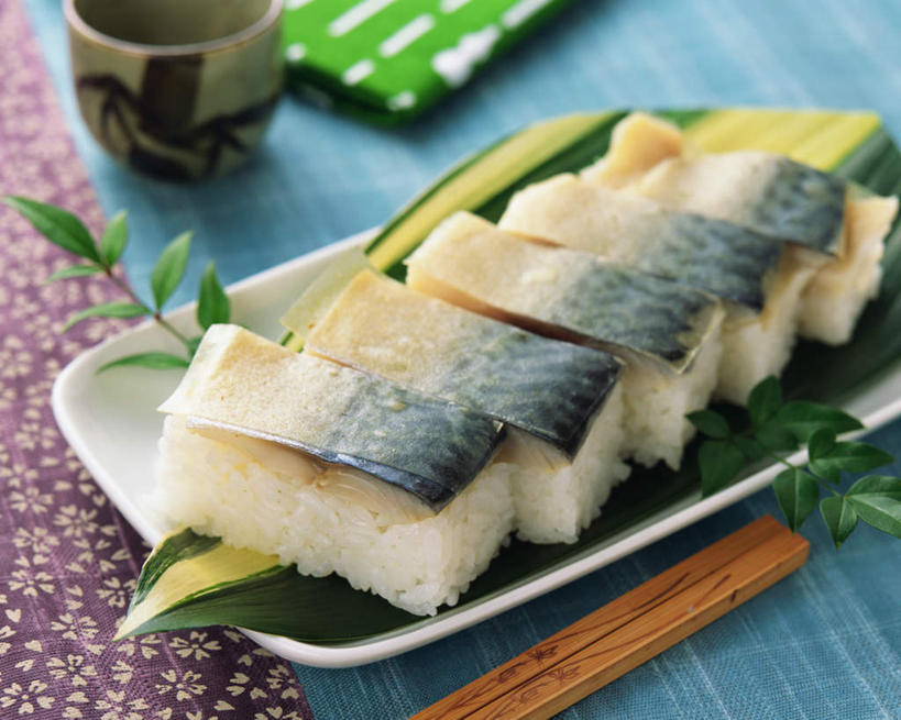 米饭,寿司,无人,横图,俯视,室内,特写,白天,烹饪,桌面,桌子,杯子,餐具,叶子,一排,整齐,装饰,碟子,盘,肉,鱼肉,日本料理,料理,食品,绿叶,饭,鲭鱼,菜肴,美食,肉类,食物,排列,盘子,水杯,碟,日式料理,日式,嫩叶,摄影,佳肴,影棚,华丽,修饰,巴浪,花巴,花池鱼,花鲱,花鳀,青花鱼,青占,鲐鲅鱼,油胴鱼,点缀,五谷,队列,醋饭,肉食,衬托,美观,雅致,雅观,四喜饭,叶,叶片,茶杯,彩图,高角度拍摄,影棚拍摄,拍摄