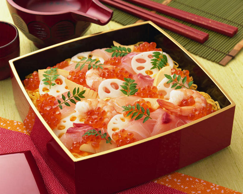 寿司,鱼子酱,无人,横图,俯视,室内,特写,白天,烹饪,筷子,桌面,桌子,蔬菜,杯子,餐具,叶子,新鲜,装饰,日本料理,料理,食品,绿叶,文化,传统,菜肴,美食,食物,水杯,藕片,日式料理,日式,嫩叶,摄影,佳肴,有机食品,绿色食品,影棚,礼节,华丽,修饰,点缀,礼仪,衬托,美观,雅致,雅观,叶,叶片,茶杯,进餐用具,彩图,高角度拍摄,影棚拍摄,拍摄