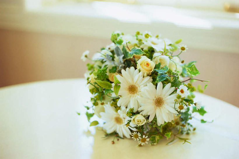 无人,横图,俯视,室内,特写,白天,婚礼,快乐,桌子,叶子,许多,庆祝,装饰,盛开,捧花,手捧花,绿叶,非洲菊,结婚,花蕾,花,花瓣,花朵,鲜花,白色,花束,花苞,花蕊,喜庆,嫩叶,菊花,纪念,华丽,修饰,点缀,扶郎花,灯盏花,千日菊,衬托,美观,雅致,雅观,婚礼捧花,叶,叶片,彩图,高角度拍摄,高兴