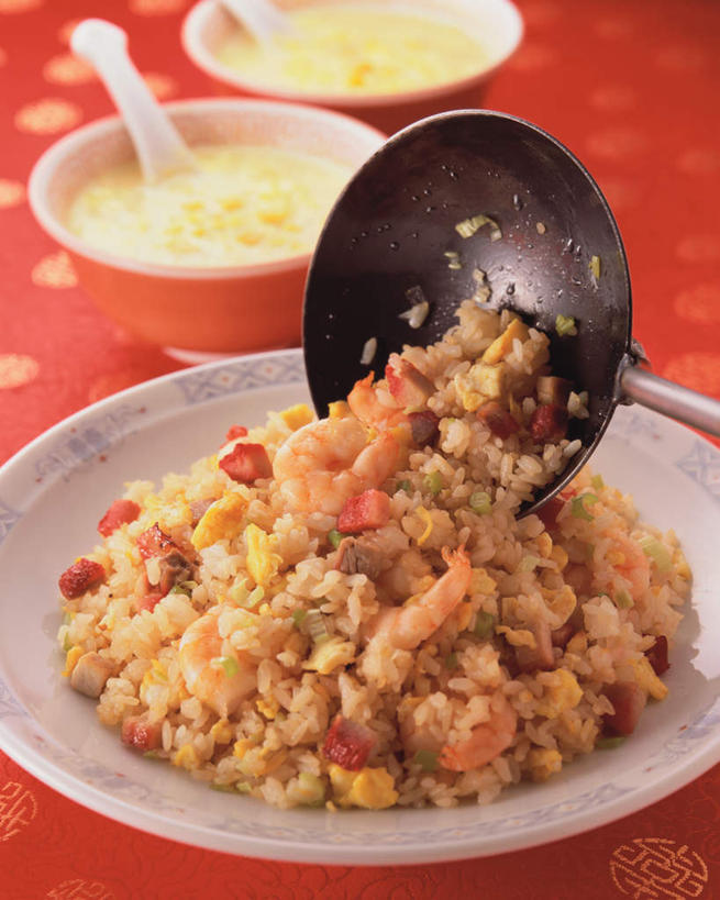 无人,竖图,俯视,室内,特写,白天,烹饪,餐具,碟子,盘,勺子,炒饭,蛋,鸡蛋,肉,日本料理,料理,食品,米,猪肉,菜肴,美食,肉类,食物,盘子,调羹,碟,汤匙,日式料理,日式,摄影,佳肴,影棚,长柄勺,肉食,豚肉,蛋羹,彩图,高角度拍摄,影棚拍摄,拍摄