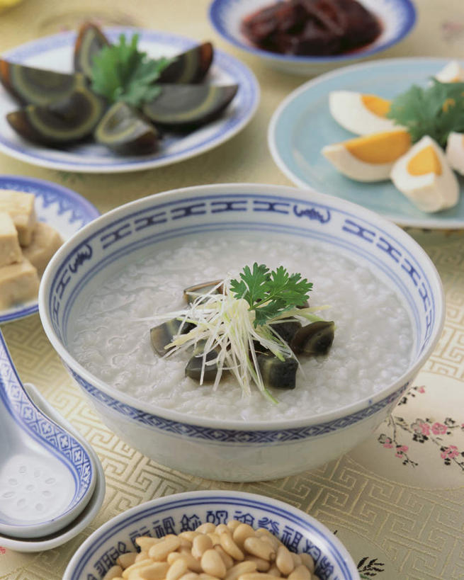 无人,竖图,俯视,室内,特写,白天,烹饪,中餐,餐具,托盘,装饰,蛋,鸡蛋,粥,料理,食品,坚果,皮蛋,菜肴,美食,食物,碗,中式,摄影,佳肴,影棚,华丽,修饰,点缀,配菜,衬托,美观,雅致,雅观,彩图,高角度拍摄,影棚拍摄,拍摄