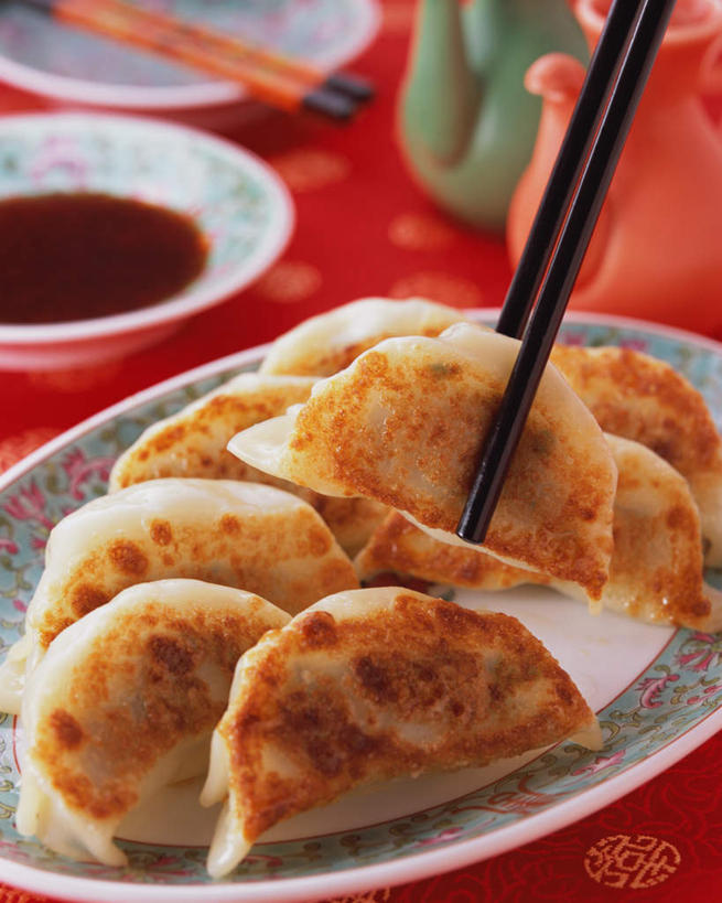 无人,竖图,俯视,室内,特写,白天,烹饪,中餐,筷子,餐具,一排,许多,整齐,碟子,盘,醋,油炸,油炸食品,料理,食品,锅贴,煎饺,调味品,文化,传统,菜肴,美食,食物,排列,盘子,碟,中式,摄影,佳肴,影棚,礼节,队列,礼仪,进餐用具,彩图,高角度拍摄,影棚拍摄,拍摄