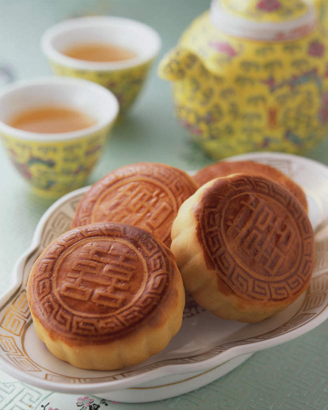 点心,月饼,无人,竖图,俯视,室内,特写,白天,杯子,餐具,碟子,盘,茶道,料理,食品,面点,文化,美食,食物,糕点,盘子,水杯,碟,中式,摄影,影棚,茶艺,环境,东亚文化,礼法,修行,宫饼,胡饼,团圆饼,小饼,月团,茶杯,彩图,高角度拍摄,影棚拍摄,拍摄,茶文化