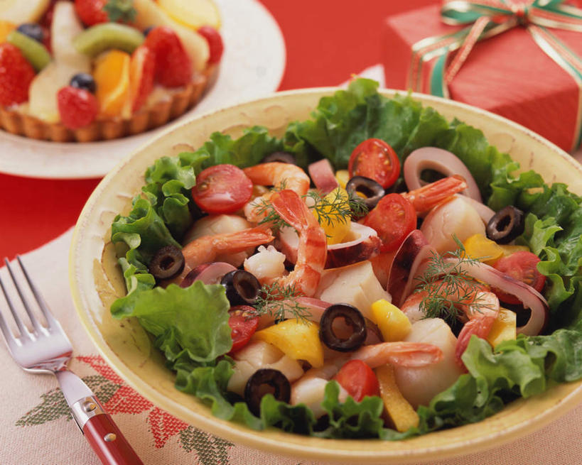 无人,横图,俯视,室内,特写,白天,烹饪,西餐,蔬菜,餐具,水果,圣诞节,节日,庆祝,碟子,盘,明虾,沙拉,料理,食品,文化,色拉,水果沙拉,菜肴,美食,食物,盘子,碟,庆典,西式,摄影,佳肴,有机食品,绿色食品,影棚,纪念,色拉酱,黑橄榄,千岛酱,彩图,高角度拍摄,影棚拍摄,拍摄