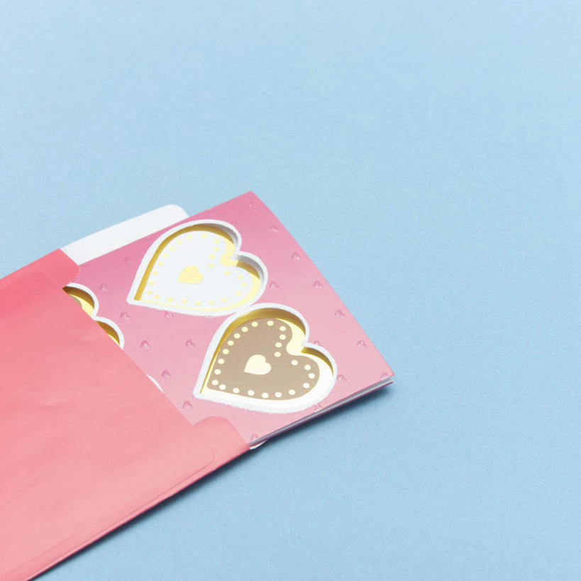 无人,方图,俯视,室内,特写,白天,爱情,生日,蓝色背景,爱心,标签,折纸,贺卡,浪漫,一个,黄色,红色,卡片,温暖,温馨,心形,恩爱,摄影,影棚,单个,和睦,情人,红心,心型,彩图,高角度拍摄,影棚拍摄,拍摄,融洽