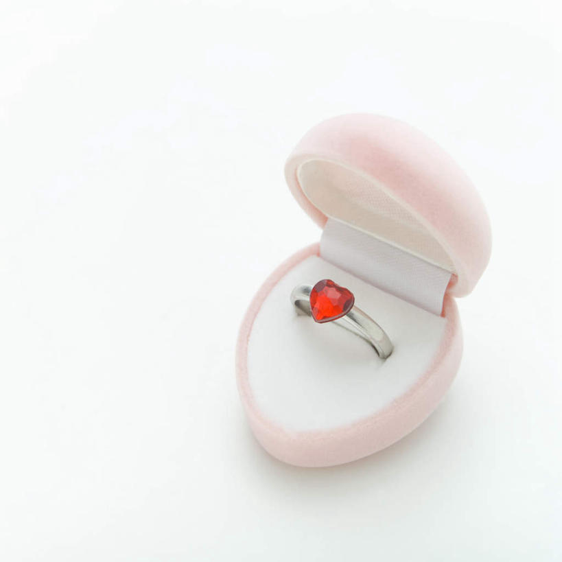 无人,方图,俯视,室内,特写,白天,白色背景,爱情,礼盒,礼物,纸盒,浪漫,盒子,装饰品,一个,包装盒,戒指,饰品,首饰,礼品盒,恩爱,摄影,礼品,影棚,单个,信物,权利,手饰,彩图,高角度拍摄,影棚拍摄,拍摄