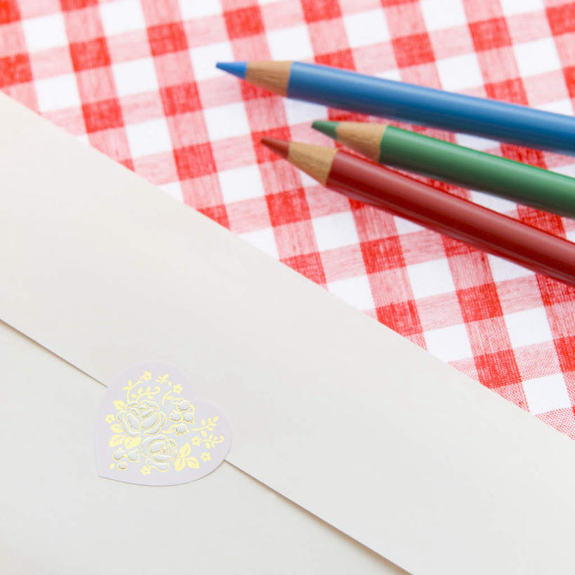 无人,方图,俯视,彩色,室内,特写,白天,白色背景,方格,格子,信封,邮件,桌布,一个,红色,蓝色,绿色,白色,彩带,铅笔,心形,摄影,影棚,单个,彩图,高角度拍摄,影棚拍摄,拍摄