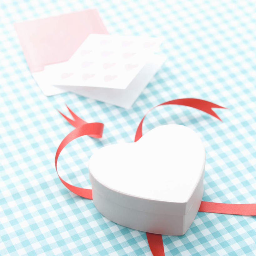 无人,方图,俯视,室内,特写,白天,白色背景,礼盒,礼物,条纹,纸盒,盒子,桌布,一个,粉色,红色,白色,包装盒,彩带,礼品盒,心形,摄影,礼品,影棚,单个,红心,彩图,高角度拍摄,影棚拍摄,拍摄
