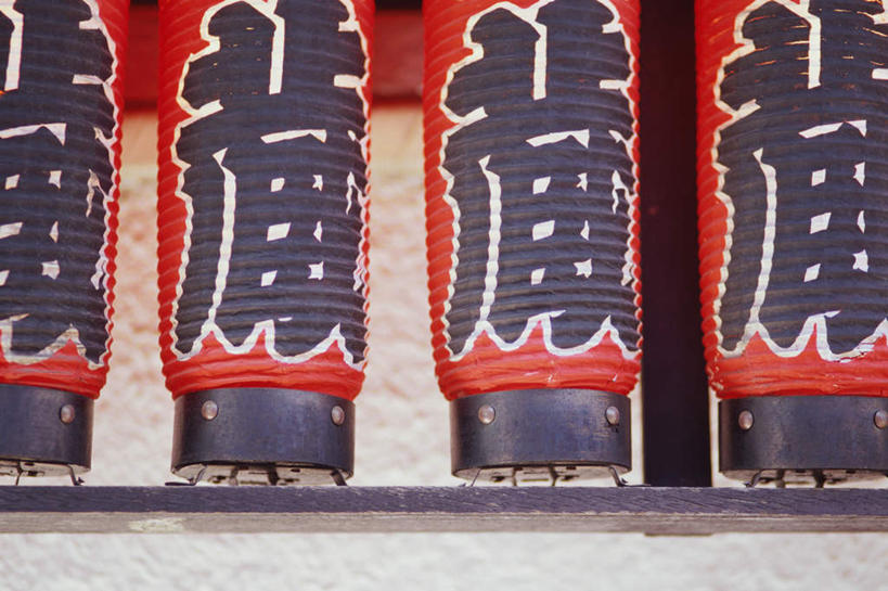 无人,横图,室外,白天,正面,照明,一排,吊挂,悬挂,整齐,标志,灯笼,文字,纸灯笼,字符,挂,标识,排列,灯具,四个,汉字,照亮,照明设备,队列,中文,国文,华文,彩图