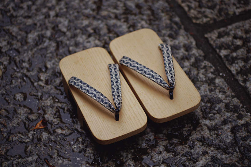 无人,横图,俯视,室外,白天,凉鞋,鞋子,东京,日本,亚洲,水滴,走道,文化,木屐,传统,潮湿,东亚,本州,关东地方,本州岛,日本国,东京都,彩图,高角度拍摄,夹趾拖鞋,人字拖,人字拖鞋