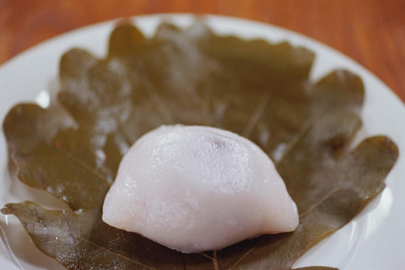 点心,无人,横图,俯视,室内,白天,下午茶,餐具,叶子,东京,日本,亚洲,料理,食品,甜点,甜品,绿叶,文化,传统,菜肴,美食,饮食,食物,糕点,一个,盘子,甜食,日式,嫩叶,单个,东亚,糯米团,本州,关东地方,本州岛,日本国,东京都,叶,叶片,彩图,高角度拍摄