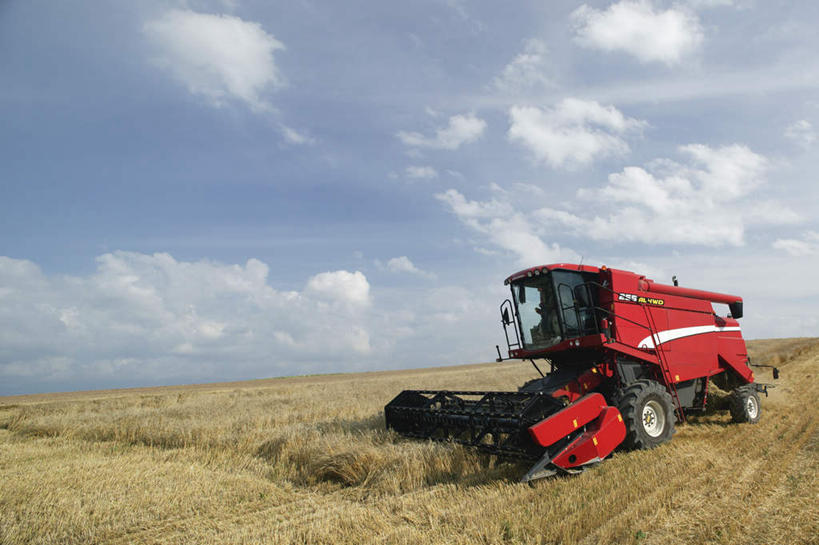 无人,农田,横图,室外,白天,正面,旅游,度假,庄稼,美景,植物,阴影,枯萎,光线,影子,景观,云,云朵,枯草,云彩,娱乐,草,黄色,蓝色,白云,蓝天,天空,阳光,自然,交通工具,天,享受,休闲,景色,放松,自然风光,收割机,联合收割机,彩图,耕地,庄稼田