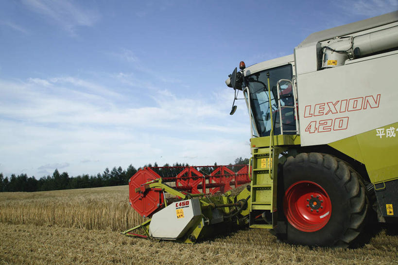 无人,农田,横图,室外,白天,正面,旅游,度假,庄稼,美景,植物,阴影,枯萎,光线,影子,景观,云,云朵,枯草,云彩,娱乐,车,草,树,树木,黄色,蓝色,绿色,白云,蓝天,天空,阳光,自然,交通工具,天,享受,休闲,景色,放松,生长,成长,自然风光,收割机,联合收割机,彩图,耕地,庄稼田