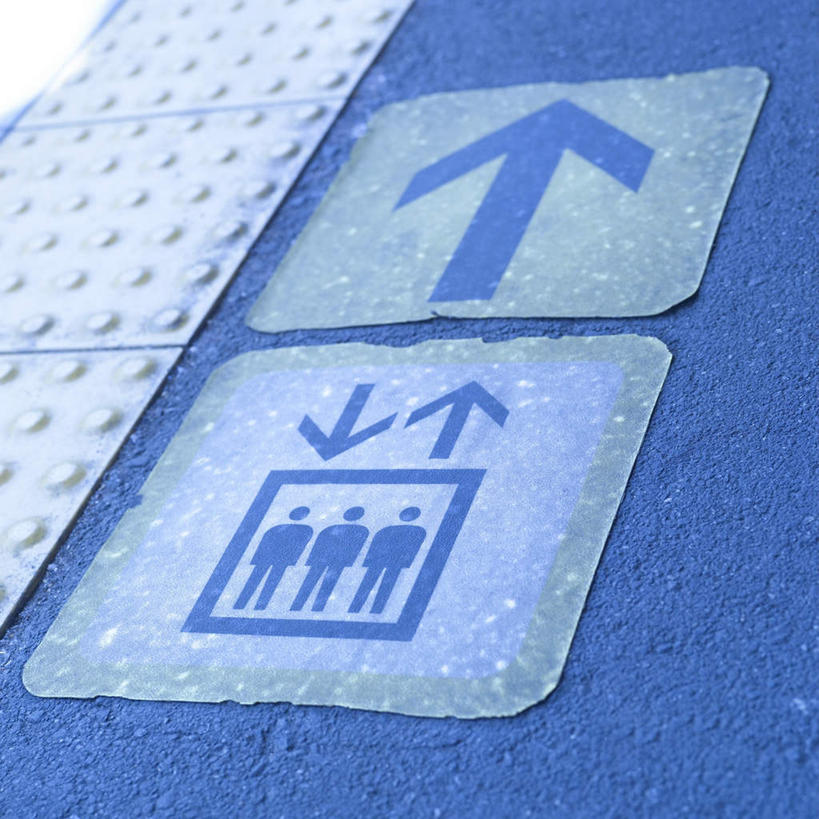 无人,方图,俯视,室外,白天,电梯,标志,文字,字符,字母,标识,箭头,升降机,彩图,高角度拍摄,铁路站