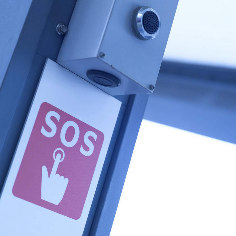 无人,方图,室内,特写,白天,仰视,朦胧,模糊,金属,标志,文字,字符,字母,警告,标识,盒子,红色,按钮,救命,彩图,低角度拍摄