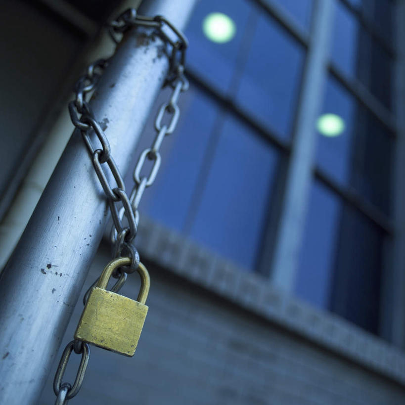 无人,方图,室外,特写,白天,仰视,安全,窗户,朦胧,模糊,金属,防护,玻璃窗,锁,铁杆,铁链,保护,保险,私密,保全,周全,安稳,安定,防盗,平安,彩图,低角度拍摄