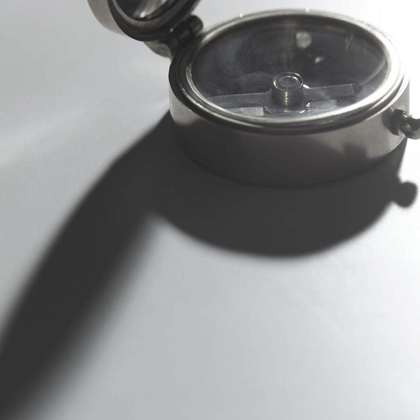 无人,方图,俯视,室内,特写,白天,白色背景,仪器,科技,海底,静物,阴影,反射,科学,金属,影子,方向,历史,文化,一个,祈祷,指示,许愿,摄影,宗教,地理,信仰,影棚,单个,罗盘,祈求,吉祥,科学技术,指向,风水,司南,阴阳,发明,天池,吉凶,吉利,晦气,不祥,倒霉,霉运,恶兆,凶险,顶针,玻璃盖,磁针,海底线,罗经,罗盘针,内盘,日圭,基准,外盘,园柱形外盒,平安,彩图,高角度拍摄,影棚拍摄,拍摄,地质