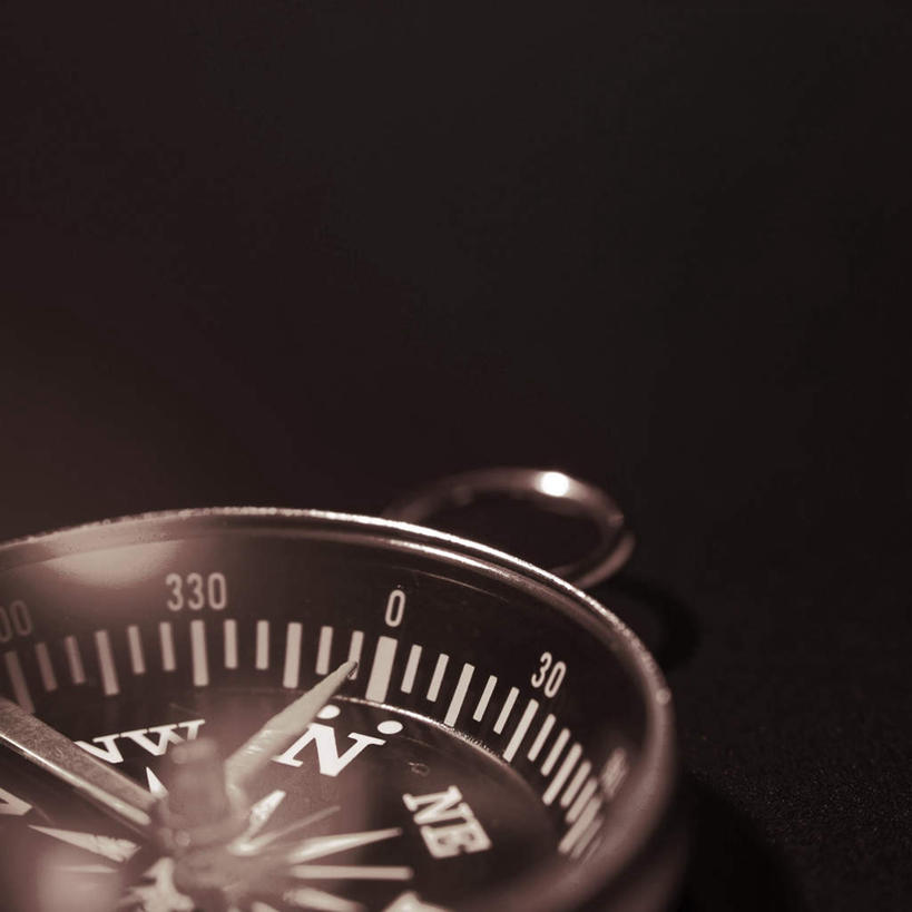 无人,方图,俯视,室内,特写,白天,仪器,科技,海底,静物,黑色背景,朦胧,模糊,科学,方向,历史,文化,一个,黑色,祈祷,指示,许愿,摄影,宗教,地理,信仰,影棚,单个,罗盘,祈求,吉祥,科学技术,指向,风水,司南,阴阳,发明,天池,吉凶,吉利,晦气,不祥,倒霉,霉运,恶兆,凶险,顶针,玻璃盖,磁针,海底线,罗经,罗盘针,内盘,日圭,基准,外盘,园柱形外盒,平安,彩图,高角度拍摄,影棚拍摄,拍摄,地质