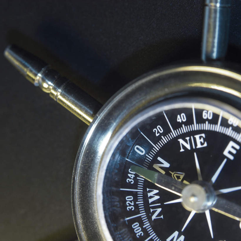 无人,方图,俯视,室内,特写,白天,仪器,科技,海底,静物,朦胧,模糊,科学,方向,历史,文化,一个,黑色,祈祷,指示,许愿,摄影,宗教,地理,信仰,影棚,单个,罗盘,祈求,吉祥,科学技术,指向,风水,司南,阴阳,发明,天池,吉凶,吉利,晦气,不祥,倒霉,霉运,恶兆,凶险,顶针,玻璃盖,磁针,海底线,罗经,罗盘针,内盘,日圭,基准,外盘,园柱形外盒,平安,彩图,高角度拍摄,影棚拍摄,拍摄,地质