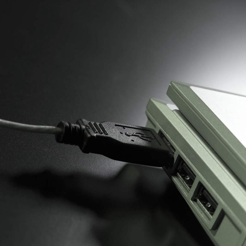 无人,方图,俯视,室内,特写,白天,电脑,笔记本电脑,数据,静物,黑色背景,传输,网络,插,通讯设备,一个,黑色,摄影,USB接口,通用串行总线,影棚,插入,单个,接口,无线,端口,通信设备,无线网络,无线上网,便携式电脑,手提电脑,彩图,高角度拍摄,影棚拍摄,拍摄