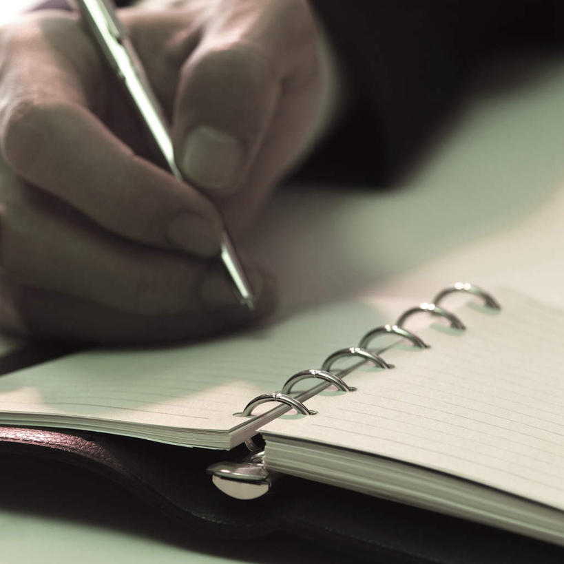 西方人,手,一个人,方图,室内,特写,白天,正面,欧洲,欧洲人,仅一个男性,仅一个人,握,写字,笔,拿,拿着,仅一个年轻男性,一只,手部,握着,摄影,影棚,单手,书写,记录板,记事板,男人,男性,年轻男性,白种人,半身,彩图,影棚拍摄,拍摄