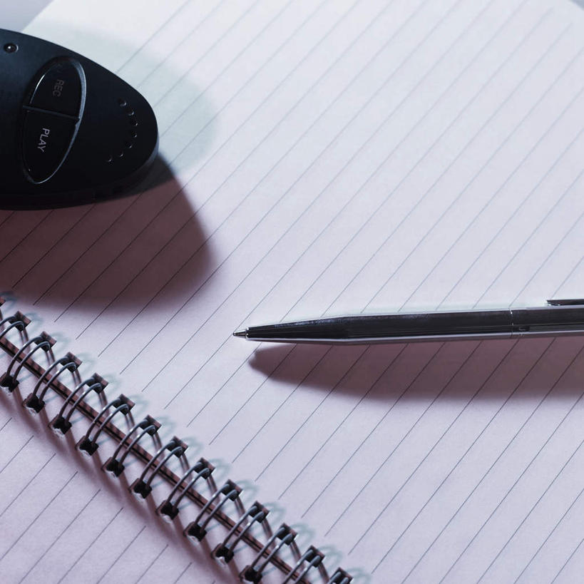 无人,方图,俯视,室内,特写,白天,静物,阴影,反射,笔,标志,文字,影子,字符,字母,标识,一个,黑色,按钮,摄影,影棚,单个,录音机,记事薄,便签本,彩图,高角度拍摄,影棚拍摄,拍摄