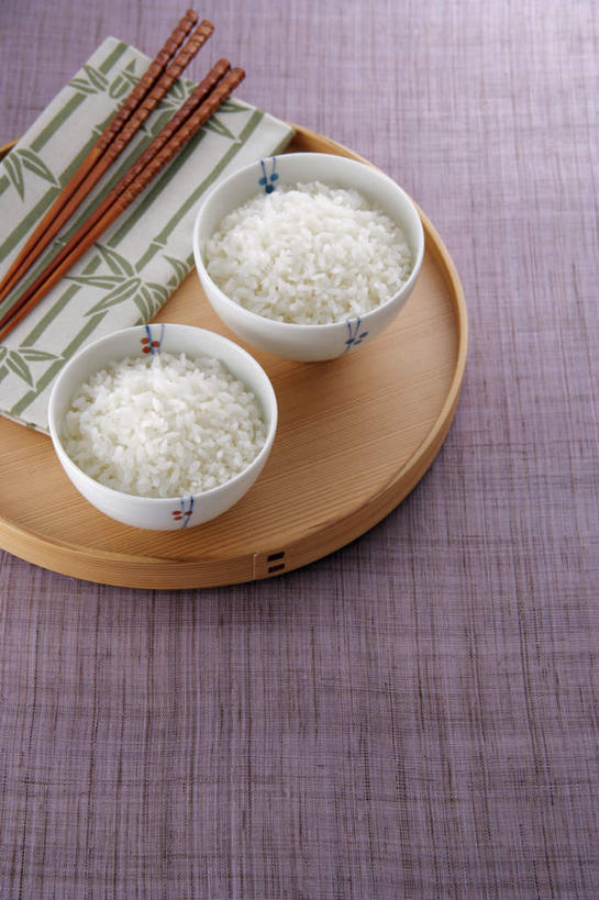 米饭,无人,竖图,俯视,室内,特写,白天,烹饪,筷子,餐具,布,陶瓷,日本料理,料理,食品,陶瓷制品,饭,文化,传统,菜肴,美食,食物,两个,一个,盘子,碗,日式料理,两只,日式,摄影,佳肴,影棚,单个,礼节,白米饭,五谷,礼仪,进餐用具,彩图,高角度拍摄,影棚拍摄,拍摄