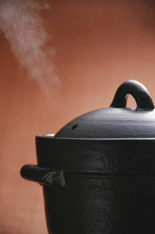 无人,竖图,室内,特写,白天,正面,烹饪,红色背景,蒸汽,砂锅,日本料理,料理,食品,菜肴,美食,食物,一个,黑色,日式料理,日式,摄影,佳肴,影棚,单个,厨房器具,彩图,影棚拍摄,拍摄