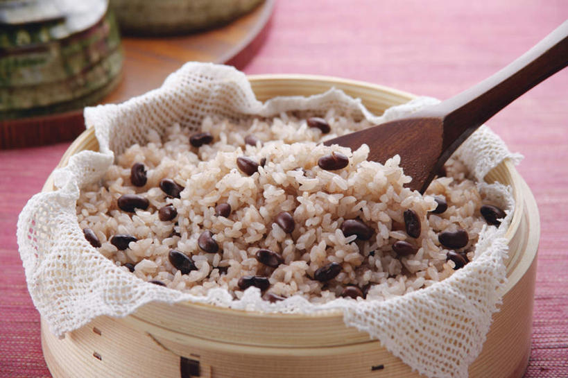 米饭,无人,横图,俯视,室内,特写,白天,烹饪,豆,粉色背景,纱布,陶瓷,日本料理,料理,食品,饭勺,陶瓷制品,菜肴,美食,食物,两个,一个,盘子,碗,日式料理,两只,日式,糙米,摄影,佳肴,影棚,单个,大麦,笼屉,餐垫,彩图,高角度拍摄,影棚拍摄,拍摄