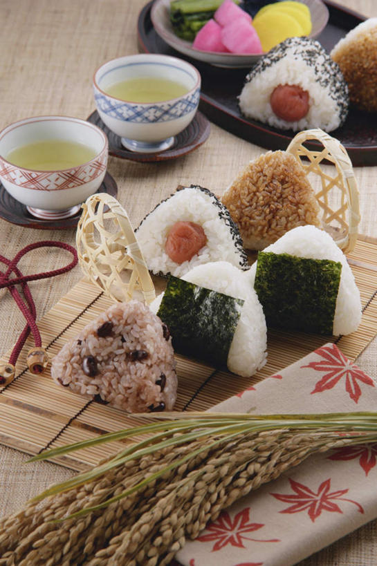 米饭,饭团,无人,竖图,俯视,室内,特写,白天,烹饪,茶,豆,杯子,许多,豆类,日本料理,绿茶,料理,食品,稻穗,紫菜,饭,话梅,餐盘,菜肴,美食,食物,绳子,竹篮,日式料理,快餐,日式,摄影,佳肴,影棚,餐布,五谷,餐垫,酸黄瓜,茶杯,彩图,高角度拍摄,影棚拍摄,拍摄