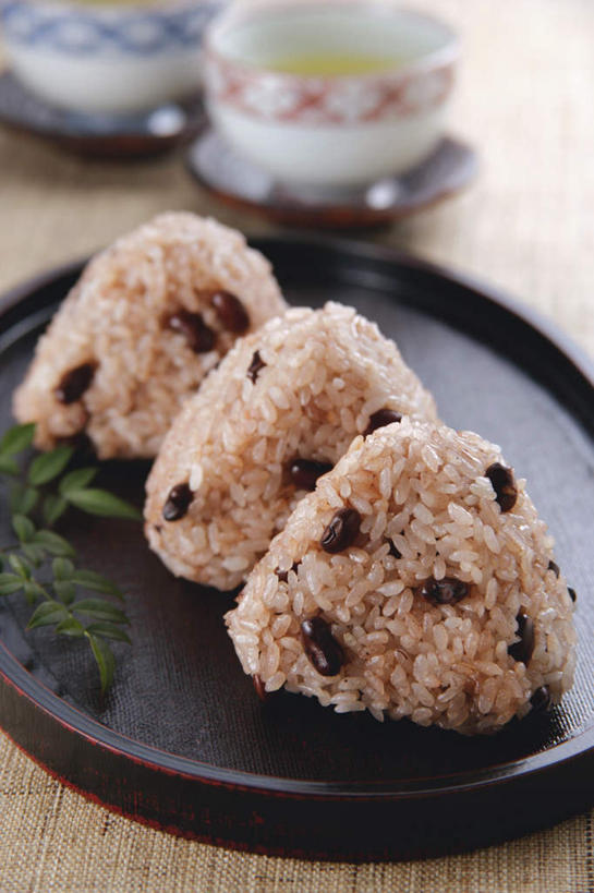 饭团,无人,竖图,俯视,室内,特写,白天,烹饪,茶,豆,杯子,朦胧,模糊,豆类,日本料理,绿茶,料理,食品,餐盘,菜肴,美食,食物,三个,红色,绿色,日式料理,快餐,日式,摄影,佳肴,影棚,豆科植物,茶杯,彩图,高角度拍摄,影棚拍摄,拍摄