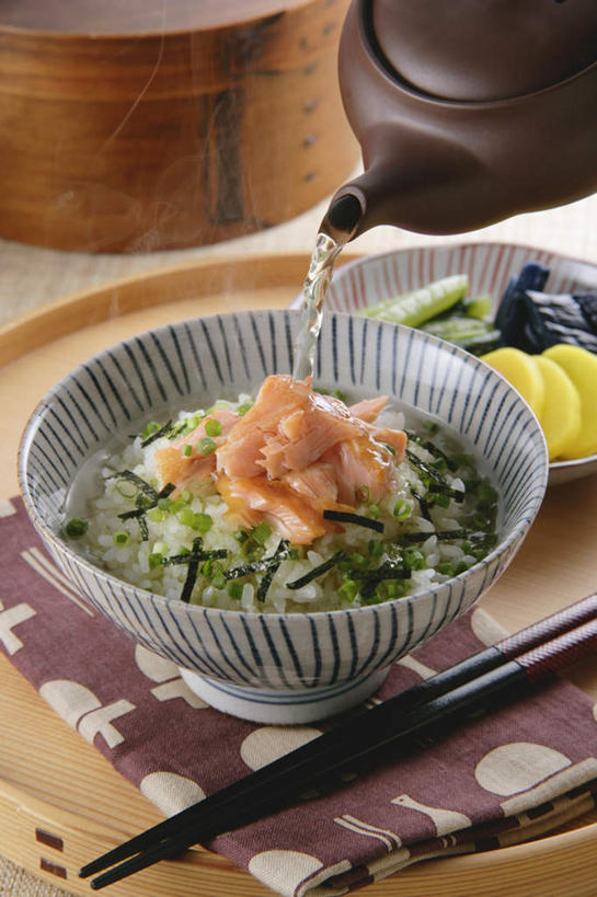 米饭,无人,竖图,俯视,室内,特写,白天,烹饪,筷子,鲑鱼,蔬菜,餐具,一堆,倒,堆叠,堆积,蒸汽,陶瓷,葱,青葱,日本料理,绿茶,料理,食品,陶瓷制品,紫菜,酱菜,餐盘,文化,传统,菜肴,美食,食物,一个,茶壶,碗,日式料理,日式,摄影,佳肴,影棚,餐布,单个,堆,礼节,笼屉,礼仪,酸黄瓜,进餐用具,彩图,高角度拍摄,影棚拍摄,拍摄