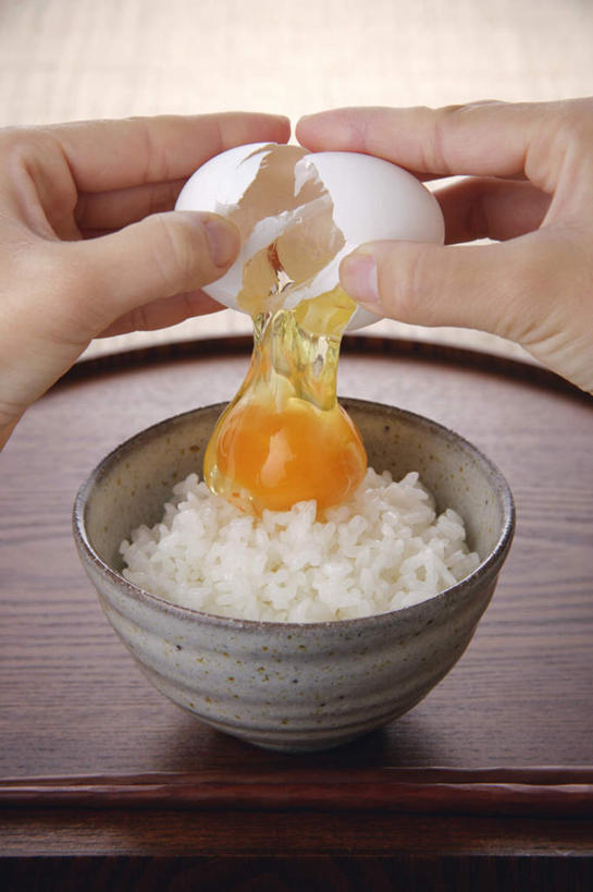 米饭,东方人,手,一个人,竖图,俯视,室内,特写,白天,烹饪,筷子,餐具,托盘,亚洲,双手,仅一个年轻女性,仅一个女性,仅一个人,陶瓷,蛋,蛋白,蛋黄,蛋清,鸡蛋,日本料理,料理,食品,陶瓷制品,饭,黄种人,文化,传统,菜肴,美食,食物,碗,日式料理,两只,日式,手部,摄影,佳肴,影棚,礼节,五谷,掉落,礼仪,掰开,草鸡蛋,年轻女性,女人,女性,亚洲人,进餐用具,半身,彩图,高角度拍摄,影棚拍摄,拍摄