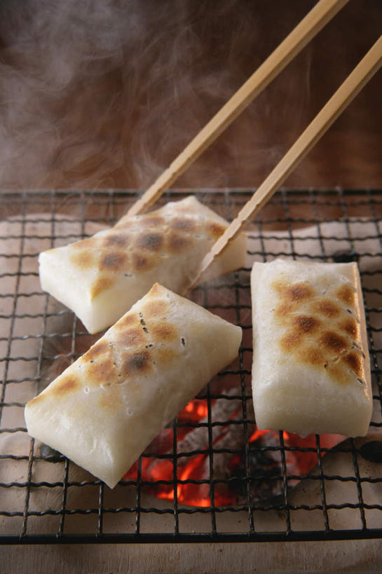 无人,竖图,俯视,室内,特写,白天,烹饪,煤炭,雾,筷子,餐具,火,沸腾,金属,蒸汽,日本料理,料理,食品,年糕,水蒸气,燃烧,烧烤架,文化,传统,菜肴,美食,食物,三个,日式料理,日式,摄影,佳肴,影棚,礼节,礼仪,烤焦,进餐用具,彩图,高角度拍摄,影棚拍摄,拍摄