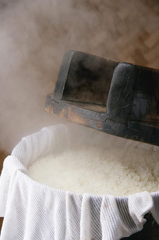 米饭,无人,竖图,俯视,室内,特写,白天,雾,沸腾,蒸汽,布,木桶,桶,锅盖,水蒸气,饭,一个,容器,单个,储藏,五谷,储存,彩图,高角度拍摄,贮存