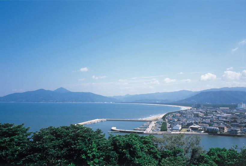 无人,码头,横图,俯视,室外,白天,旅游,度假,海浪,海洋,名胜古迹,山,山脉,植物,标志建筑,地标,港口,建筑,日本,亚洲,遗迹,浪花,山峰,云,云朵,山峦,云彩,古迹,文物,娱乐,建设,古建筑,树,树木,蓝色,绿色,白云,蓝天,天空,自然,海水,群山,天,享受,休闲,旅游胜地,放松,生长,晴朗,成长,海景,古文明,东亚,日本国,九州本岛,九州,九州岛,佐贺,佐贺县,九州地方,大海,风浪,海,海水的波动,近岸浪,涌浪,晴空,彩图,高角度拍摄,摆渡口,埠头,渡口,渡头,港湾,海港,货运码头,口岸,商港