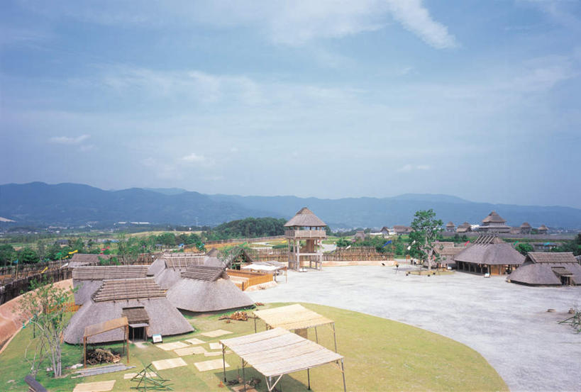 无人,公园,横图,俯视,室外,白天,旅游,度假,草地,草坪,美景,名胜古迹,山,山脉,植物,地标,日本,亚洲,遗迹,景观,山峰,云,云朵,山峦,云彩,古迹,历史,文物,娱乐,古建筑,草,树,树木,绿色,白云,天空,自然,群山,天,享受,休闲,旅游胜地,景色,放松,生长,晴朗,成长,自然风光,古文明,东亚,日本国,九州本岛,九州,九州岛,佐贺,佐贺县,九州地方,晴空,彩图,高角度拍摄,标志性建筑