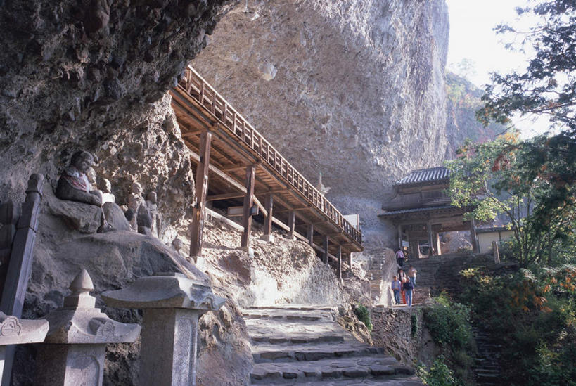 寺庙,横图,室外,白天,正面,旅游,度假,美景,名胜古迹,山,山脉,植物,楼梯,标志建筑,地标,建筑,大分县,日本,亚洲,节日,遗迹,阶梯,景观,山峰,山峦,许多人,燃烧,古迹,文化,文物,娱乐,建设,古建筑,台阶,树,树木,绿色,天空,自然,香火,庙宇,群山,天,祈祷,享受,休闲,健康,旅游胜地,景色,放松,许愿,宗教,信仰,生长,成长,纪念,祈求,自然风光,古文明,东亚,日本国,九州本岛,九州,九州岛,九州地方,中津市,大分,平安,彩图,全身,庙,寺