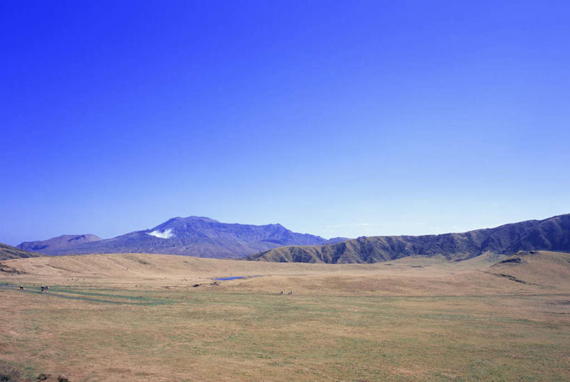 无人,横图,室外,白天,正面,旅游,度假,美景,山,山脉,植物,雾,日本,亚洲,沸腾,枯萎,蒸汽,景观,山峰,枯草,山峦,水蒸气,娱乐,草,黄色,蓝色,蓝天,天空,自然,群山,天,享受,休闲,景色,放松,晴朗,自然风光,东亚,万里无云,日本国,九州本岛,九州,九州岛,九州地方,熊本,熊本县,晴空,晴空万里,彩图