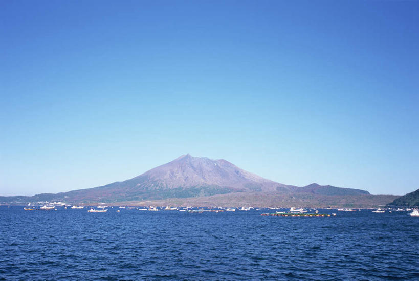无人,横图,室外,白天,正面,旅游,度假,海浪,海洋,火山,美景,山,山脉,树林,植物,船,鹿儿岛,日本,亚洲,景观,浪花,山峰,木船,游艇,山峦,娱乐,游轮,树,树木,蓝色,绿色,蓝天,天空,自然,海水,群山,天,享受,休闲,景色,放松,生长,晴朗,成长,自然风光,海景,东亚,万里无云,日本国,九州本岛,九州,九州岛,九州地方,鹿儿岛县,樱岛火山,大海,风浪,海,海水的波动,活火山,近岸浪,死火山,休眠火山,涌浪,晴空,晴空万里,彩图