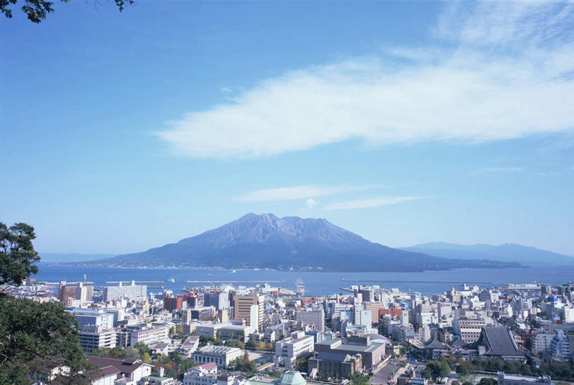 无人,横图,俯视,航拍,室外,白天,旅游,度假,海浪,海洋,火山,名胜古迹,山,山脉,树林,植物,标志建筑,地标,建筑,船,鹿儿岛,日本,亚洲,遗迹,浪花,山峰,云,云朵,木船,游艇,山峦,云彩,古迹,文物,娱乐,建设,古建筑,游轮,树,树木,蓝色,绿色,白云,蓝天,天空,自然,海水,群山,天,享受,休闲,旅游胜地,放松,生长,晴朗,成长,鸟瞰,海景,古文明,东亚,日本国,九州本岛,九州,九州岛,九州地方,鹿儿岛县,樱岛火山,大海,风浪,海,海水的波动,活火山,近岸浪,死火山,休眠火山,涌浪,晴空,彩图,高角度拍摄