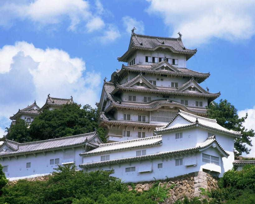 无人,横图,室外,白天,仰视,旅游,度假,名胜古迹,植物,地标,日本,亚洲,遗迹,云,云朵,云彩,古迹,文物,娱乐,古建筑,树,树木,蓝色,绿色,白云,蓝天,天空,自然,天,享受,休闲,旅游胜地,放松,生长,晴朗,成长,古文明,东亚,本州,世界文化遗产,本州岛,日本国,近畿地方,姬路城堡,近畿,兵库,兵库县,姬路,姬路市,晴空,彩图,低角度拍摄,标志性建筑