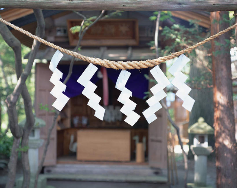 无人,横图,室外,白天,正面,旅游,度假,名胜古迹,植物,标志建筑,地标,建筑,一根,节日,遗迹,神社,纸条,挂,古迹,文化,文物,娱乐,建设,古建筑,树,树木,绿色,自然,草绳,祈祷,享受,休闲,健康,旅游胜地,放松,许愿,宗教,祠堂,信仰,生长,成长,纪念,神道,祈求,祭祀,古文明,神道教,社屋,平安,彩图