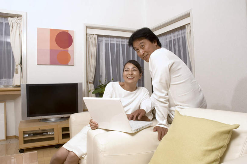 东方人,两个人,夫妻,客厅,坐,笑,微笑,露齿笑,横图,室内,白天,正面,爱情,电脑,笔记本电脑,植物,窗户,窗帘,沙发,电视,亚洲,服装,网络,盆栽,浪漫,拿,拿着,注视,休闲装,黄种人,通讯设备,玻璃窗,壁画,衣服,白色,电视柜,观察,看,张嘴,休闲,休闲服,恩爱,恋人,服饰,观看,察看,无线,起居室,关注,通信设备,无线网络,张大嘴巴,无线上网,便携式电脑,手提电脑,男人,男性,女人,女性,中年男性,中年女性,亚洲人,情侣,电视机,张开嘴,坐着,半身,彩图,伴侣,皮沙发