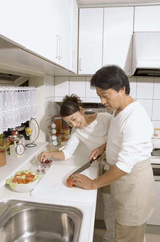 东方人,两个人,夫妻,站,笑,微笑,露齿笑,竖图,室内,白天,侧面,爱情,厨房,窗户,西红柿,亚洲,握,服装,瓷砖,罐子,围裙,水池,沙拉,橱,浪漫,拿,拿着,注视,休闲装,黄种人,玻璃窗,衣服,白色,碗,观察,看,切,站着,休闲,休闲服,恩爱,握着,恋人,服饰,观看,微波炉,察看,关注,菜刀,男人,男性,女人,女性,中年男性,中年女性,亚洲人,情侣,番茄,站立,半身,彩图,灶间,伴侣