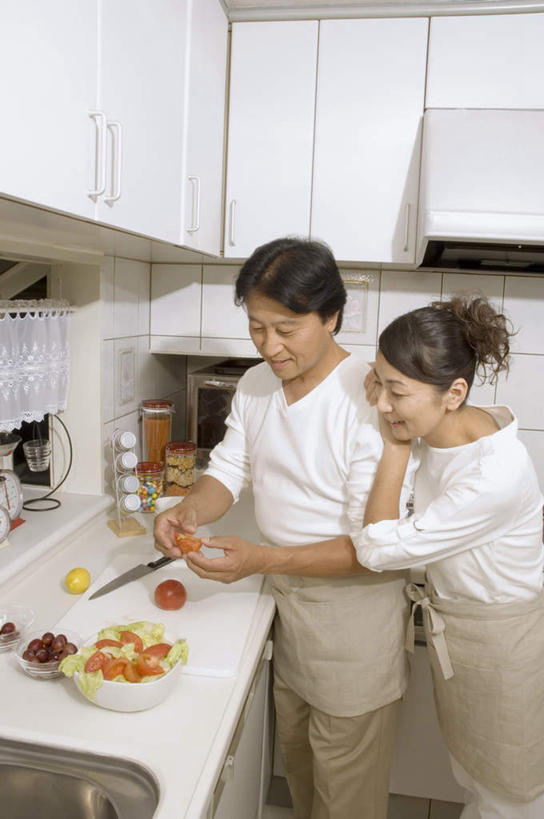 东方人,两个人,夫妻,站,笑,微笑,露齿笑,竖图,室内,白天,正面,爱情,厨房,窗户,柠檬,西红柿,亚洲,服装,瓷砖,罐子,围裙,水池,沙拉,橱,浪漫,拿,拿着,注视,休闲装,黄种人,玻璃窗,衣服,白色,碗,观察,看,站着,休闲,休闲服,恩爱,恋人,服饰,观看,微波炉,察看,关注,菜刀,男人,男性,女人,女性,中年男性,中年女性,亚洲人,情侣,番茄,站立,半身,彩图,灶间,伴侣